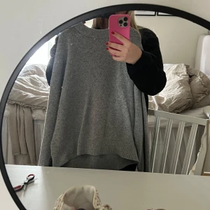 Grå stickad tröja - Tröjan är gammal från H&M Den är nopprig 🩶