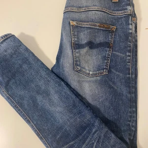 Nudie Jeans Grim Trim W32/L34 - Säljer nu dessa riktigt schyssta Nudie jeansen i modellen Thin Finn. W32 / L34. Fint skick!                                Passar modellen på bilden som är ca 186 Tveka inte att höra av dig vid mer frågor, funderingar eller bilder👍🏻