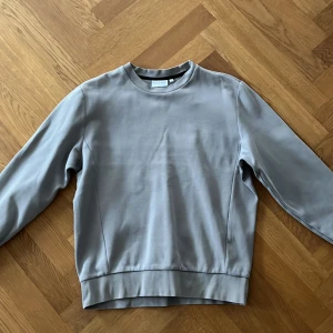Calvin Klein sweatshirt  - En riktigt fet går sweatshirt från Calvin Klein i storlek s perfekt för hösten i ett skönt och varmt material.