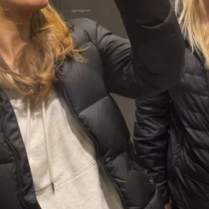 Svart gant jacka - Inte så bra bilder men en fin jacka från hang har lite små hål men inget som syns och som man tänker på ä, den är väldigt varm och skön till vintern och snö säljer då jag har andra jackor köpt för 1200 kr