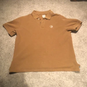 Pike - En beige polar skate company pike i storlek S, den är i ett tjockare material av hög kvalitet och är i ny skick