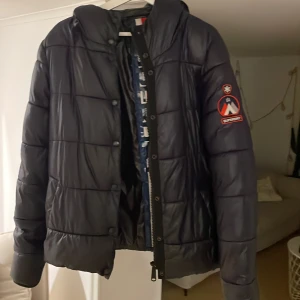 Superdry jacka - Super snygga marinblå jacka från märket supeedry. Den passar helt perfekt nu till kallare dar o är enkel att styla till mycket! Den är i super bra skick utan några defekter alls! Det är bara att komma med frågor och priset är inte hugget i sten!