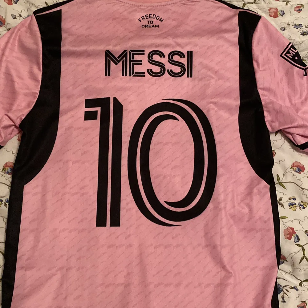 En Inter Miami fotbolls tröja med namnet Messi. Sportswear.