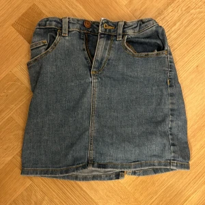 En blå jeanskjol🩵 - En blå jeans kjol som är i bra skick, den är från cubus as. Storlek 146/152🩵