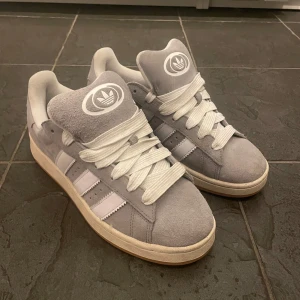 Adidas Campus 00s - Säljer ett par fräscha Adidas Campus i bra skick. Använd max 2 gånger. Nypris 1300