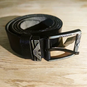 Herrbälte Armani - Ny, aldrig använd Armani: 1,36 cm  Har även Hugo Boss: 1,33cm Classy Sport: 1,17 cm