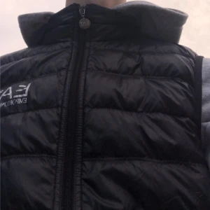 Ea7 väst Armani  - Tjena säljer en ea7 Armani väst kosta 2 000 nånting nytt inte använd jätte mycket ganska ny. Kan säljas billigare vid snabb affär