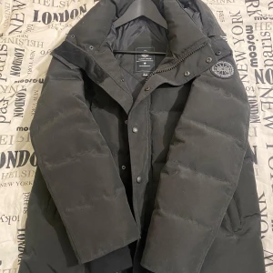 Canada Goose Black Label - Inga kvitto & repor! Därav priset lågt, använder nästa aldrig bra skick.