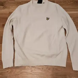 Det här är en vit lyle and scott tröja 