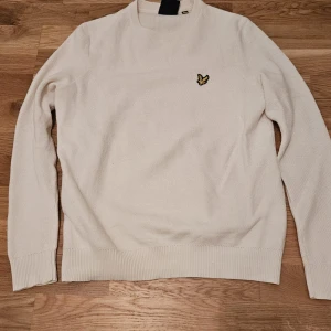 Vit tröja - Det här är en vit lyle and scott tröja 