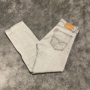 Levis jeans 551 - Sköna levis jeans i modellen 551. Storleken är W31 L32. Har alltid tvättats enligt levis guide så de är väl skötta. Jag köpte de för runt 900kr.