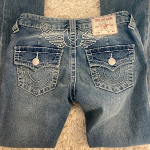 True religion jeans! - Jag säljer dessa supersnygga true religion jeans! De är i princip helt nya, inte använda en enda gång men säljs inte längre. De är i stl 23w, hör av er om ni har några frågor eller liknade!🥰