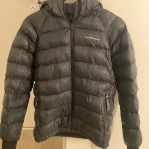  Peak performance jacka  - Knappt använd, köpt för 2000 och säljer den för 900 för den används inte. Den e i nytt skick är i S men passar även xs. kan sänka priset vid snabb affär🩷