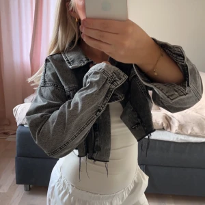 Jeansjacka - Kort jeansjacka, aldrig använd❤️