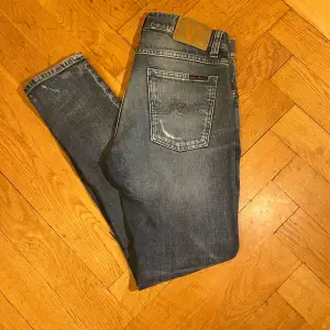 Blå jeans ifrån nudie, storlek 30/30 och passformen är thight terry , nypris 1600, mitt pris 499!