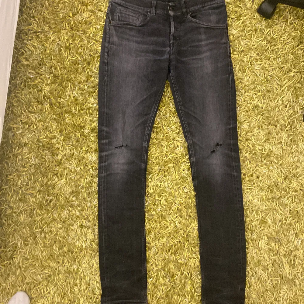 Ett par tvär feta dondup jeans i storlek 30 i riktigt bra skick. Pris kan diskuteras vid snabb affär.. Jeans & Byxor.