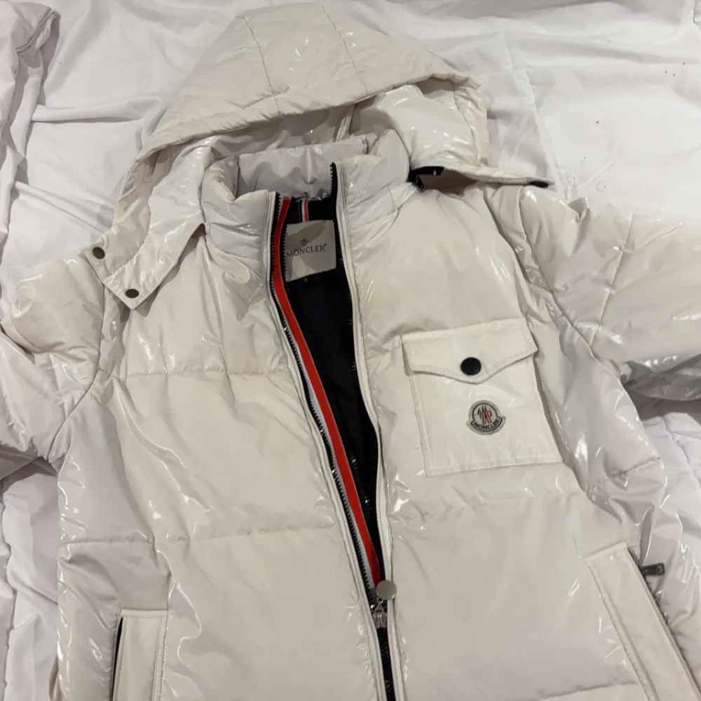 Säljer min fina vita moncler jacka, den va lite för stor för mig. Den är helt ny bara en lite fläck längst ner på jackan. Fraktar runt hela Sverige!. Jackor.