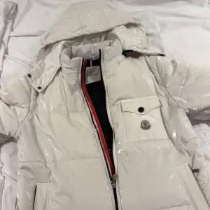 Säljer min fina vita moncler jacka, den va lite för stor för mig. Den är helt ny bara en lite fläck längst ner på jackan. Fraktar runt hela Sverige!