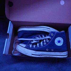 Blå converse - Converse i en snygg blå färg, de är lite slitna men funkar fint.💕