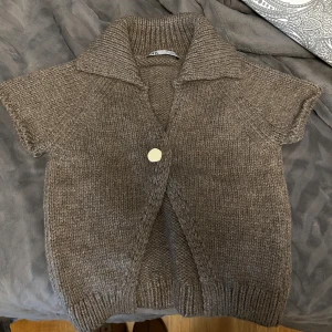 Stickad cardigan  - En helt oanvänd stickad cardigan från zara 