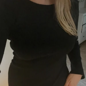 Stickad klänning - Svart stickad klänning ifrån Gina Tricot i storlek S som är perfekt nu till hösten! Köpte på Sellpy. Mycket bra kvalitet och ingen tecken på användning🥂