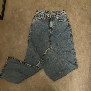 monki blå wide jeans - jättefina men använd nån enstaka gång tyvärr då storleken var fel :(
