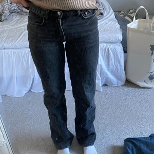 Svarta jeans - Säljer mina as snygga raka jeans från Gina!🤩🤌🏼 Sparsamt använda💗💗