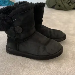 Nu säljer jag mina svarta super fina uggs! Dom är väl andvända därav priset❤️ Man kan ha dom på två olika sätt uppvikta och fästa med en säkerhetsnål som på bild 4 eller nervikta som på bild 5❤️😍tryck inte på köp nu! Skriv till mig först❤️