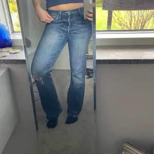 Levis 501 jeans - Lågmidjade vintage Levis jeans! Jätte snygga men tyvärr på gränsen på för små på mig. Har också dessvärre gått sönder lite vilket jag lagat som man ser på bild 3. Är i bra skicka annars!💕