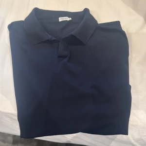 Filippa K Piké utan knappar marin blå - Storlek XL Marinblå Använd 1 gång så skicket är 9/10