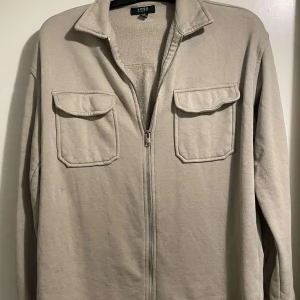 Overshirt beige  - En fin overshirt i beige färg. Perfekt skick har knappast använt.