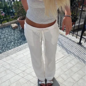 Jättefina linnebyxor! - Vita linnebyxor som aldrig har används, ny utan prislapp. Går inte att få tag på dem längre eftersom hemsidan har stängts ner. Pris går att diskuteras och skriv privat för bilder osv💗