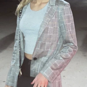 Kavaj strl 34 - Fräsch kavaj i rutigt mönster🍂