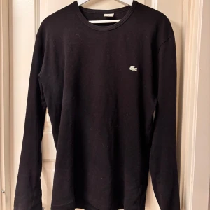 Lacoste tröja - Säljer då jag tröttnat på den. Bra skick.