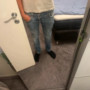 Nudie Jeans - Tvärfeta men tyvärr växt ur de Topp skick utan defekter Storlek 28/32 och sitter perfekt, hör av er vid frågor om priset eller byten. Mvh Albin