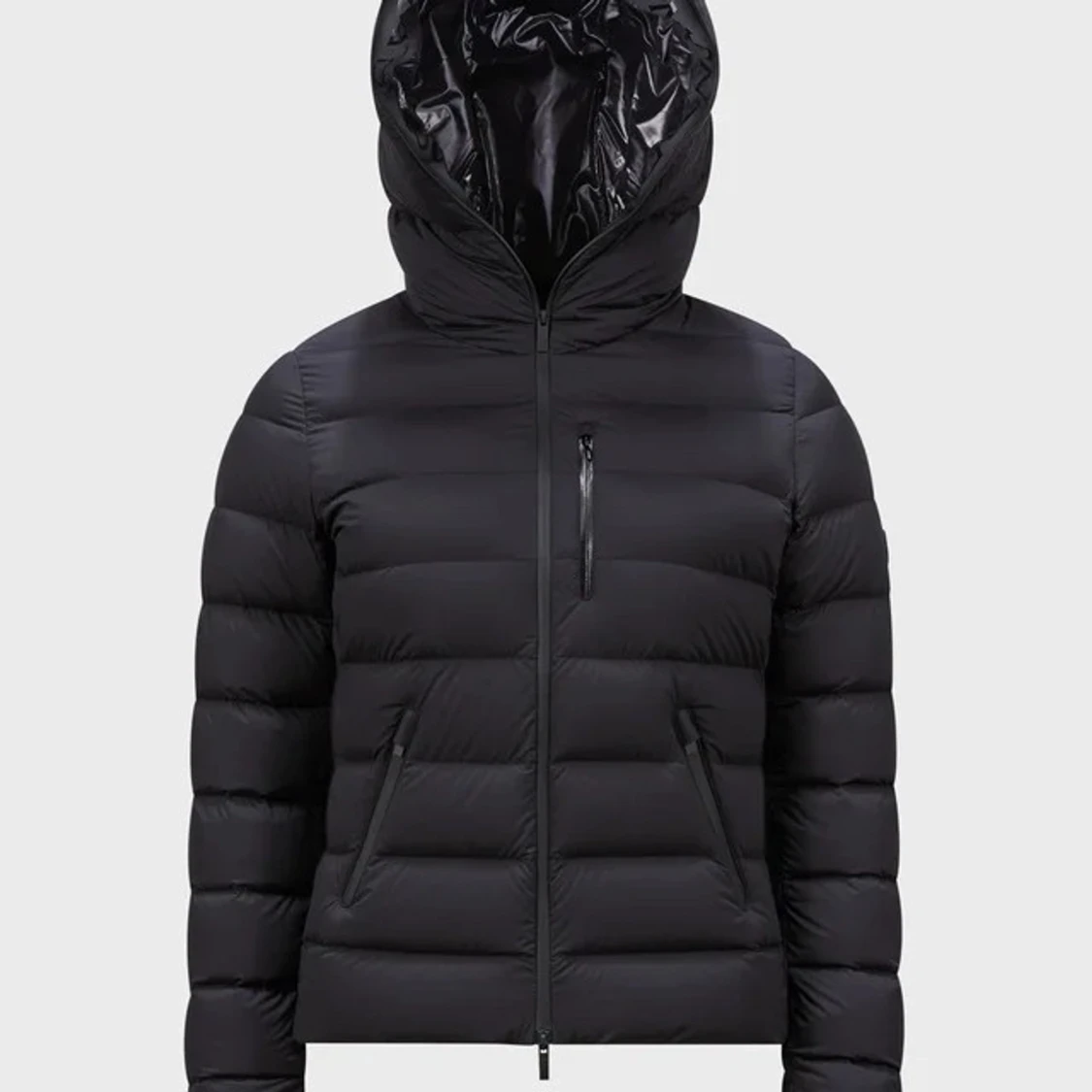 Svart dunjacka med huva