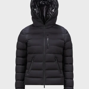 Svart dunjacka med huva - Säljer en snygg och varm svart Moncler jacka med huva. Jackan har en dragkedja framtill och praktiska fickor. Perfekt för kalla vinterdagar och höstpromenader. Den är i nyskick. Pris kan diskuteras vid snabb affär. Bilder kan skickas på begäran.