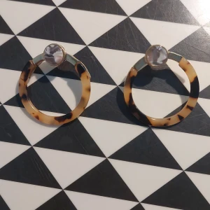 Örhängen - Jag säljer dem för att dem inte kommer till användning. Ungäfär tre och en halv cm.