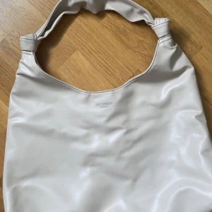 Väska  - Väska från Ullared. Använd några gånger. Sista bilden visar en fläck, ingenting som stör väskans utseende🤗