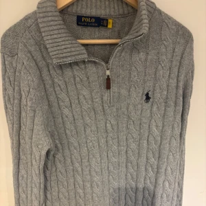 Polo Ralph lauren tröja(halv zip) - Fraktar samma dag, som beställningen sker. Enkel,snabb och smidigt!
