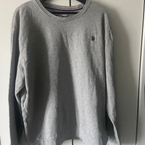 Polo kofta   - Har en polo kofta till salu, använd kanske 5 gånger storlek XL har du några frågor är det bara o skriva🤍