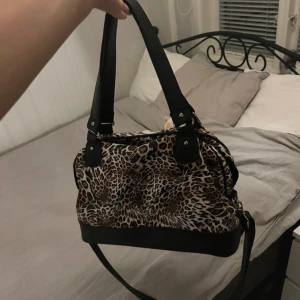 Leopard väska - Supersnygg trendig leopard väska🐆(Skriv för mer bilder och mer info!)❤️ Bilderna är tagna från min egna Vinted! Vet inte märket då jag har haft den så länge!
