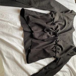 Knyt topp  - Super fin topp som man kan knyta fram till.  Aldrig använd 