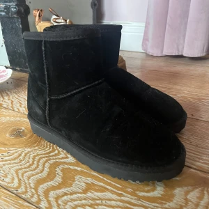 Uggs  - Säljer mina uggs ifrån Nelly som knappt är använda