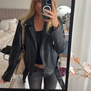 Säljer en skitsnygg skinnjacka som inte säljs längre från missguided❣️ Den är i nyskick och endast testad ! Perfekt till hösten 💕🍁