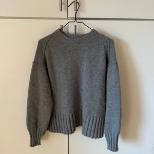 Stickad tröja - Grå stickad tröja ifrån Arket 🩶 storlek:S 