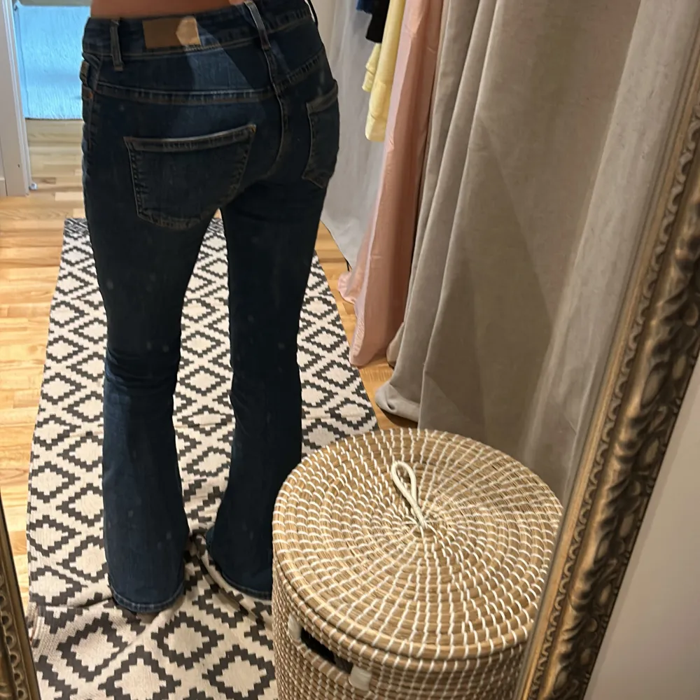 Blå bootcut jeans från veromoda! Knappt använda och i fint skick. Skriv för mått eller fler bilder❣️. Jeans & Byxor.