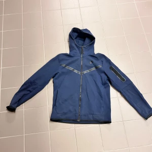 Nike Tech Fleece  - Väldigt varm och skön  Inte använd mycket  Mörkblå färg  Storlek M  Nypris på ca 1300kr  Fråga om fler bilde om du vill 
