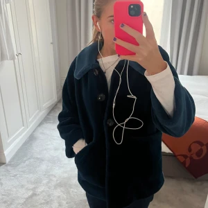 Elsa hosk X BikBok - Jättesnygg pälsjacka från Elsa Hosks kollektion med BikBok