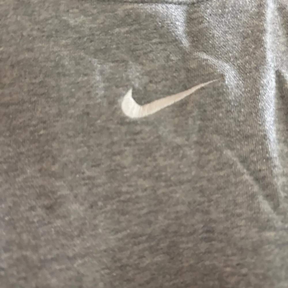 Oversized Nike tröja, strl XS men är stor på mig som har S/M. Fint skick utöver att den är skrynklig😁. Hoodies.